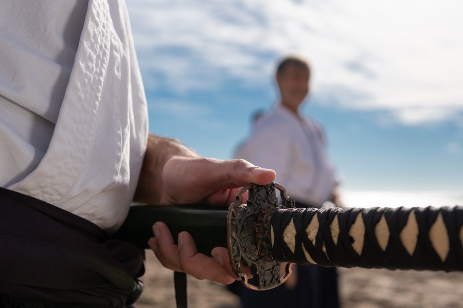 Detalle de una mano sobre una espada japonesa