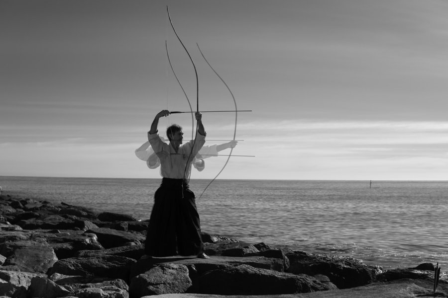 Práctica de tiro con arco junto al mar