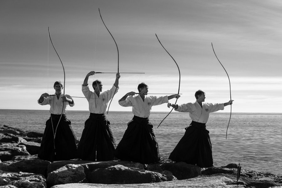 Grupo de arqueros junto al mar