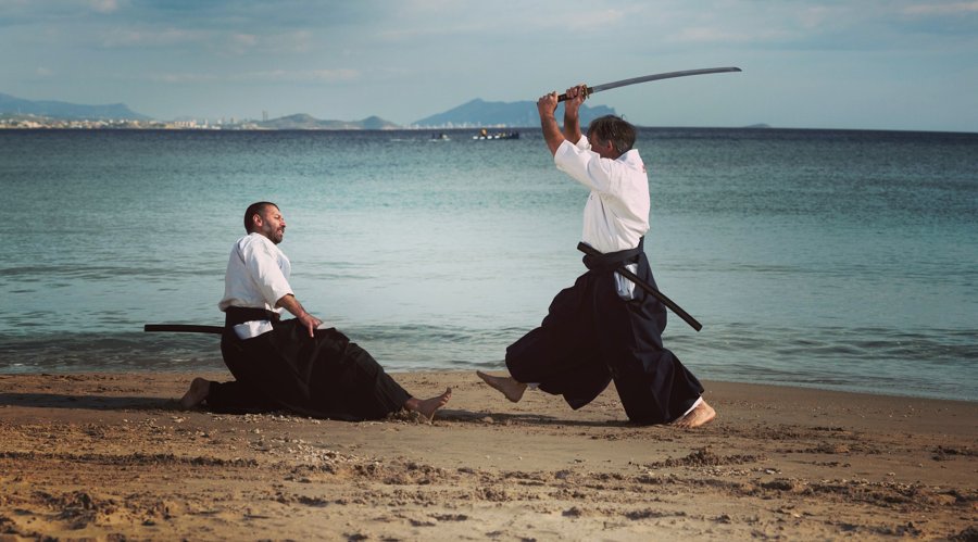 Práctica de artes marciales en la playa