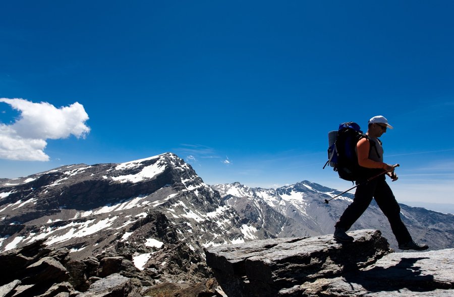 Senderista frente a montañas nevadas