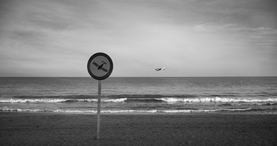 Señal de un avión junto al mar
