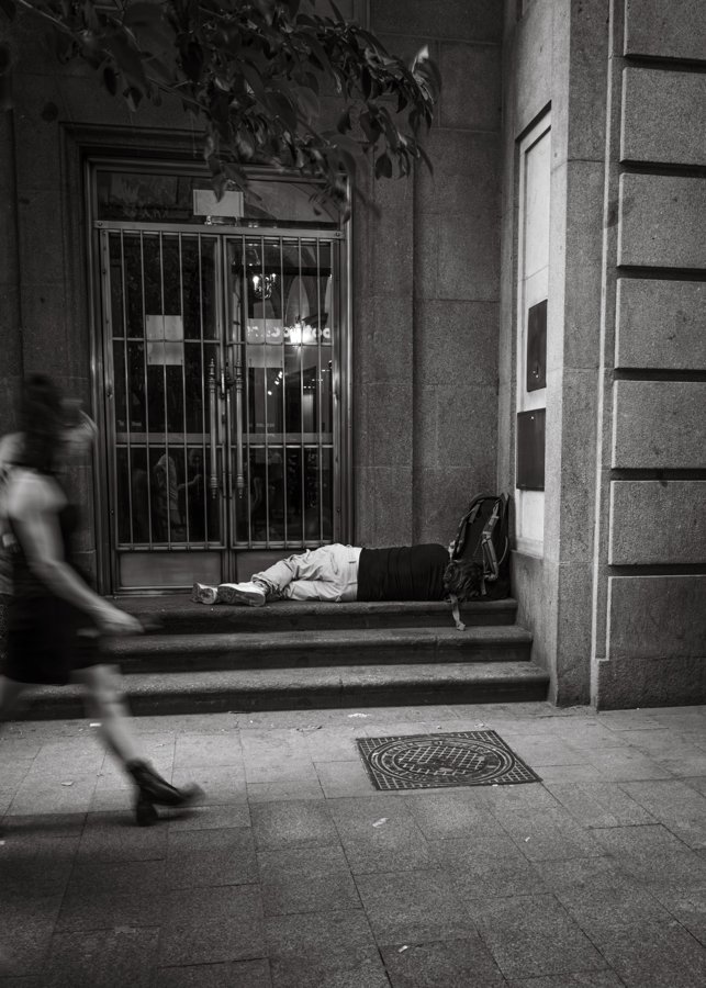 Una figura junto a la entrada de un edificio