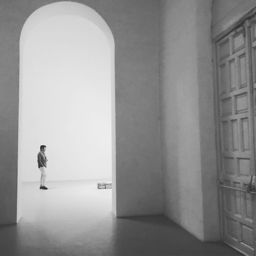 Una figura al fondo de un arco luminoso
