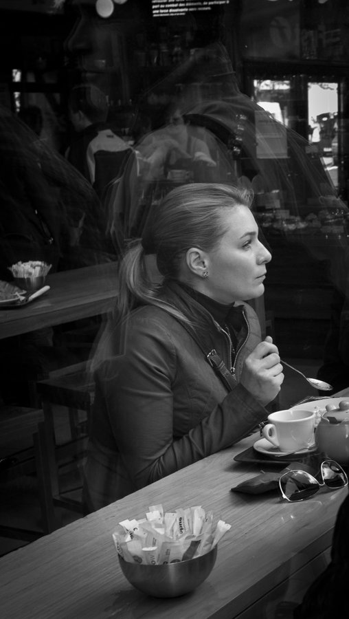 Una mujer sentada a una mesa