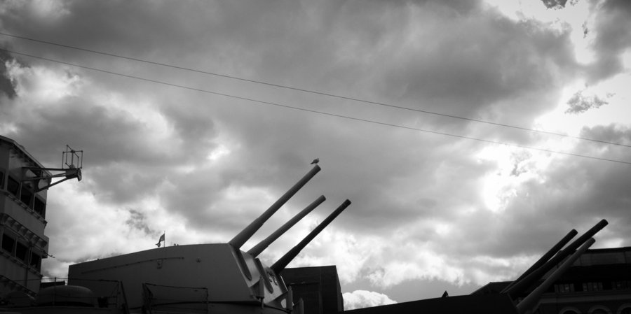 Estructuras junto al río bajo nubes