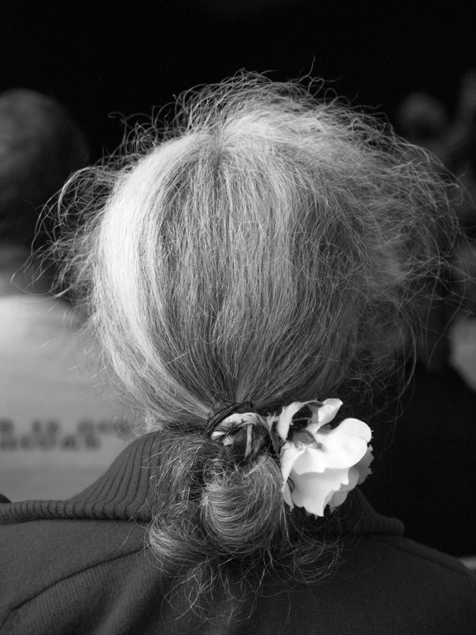 Cabello recogido con una flor